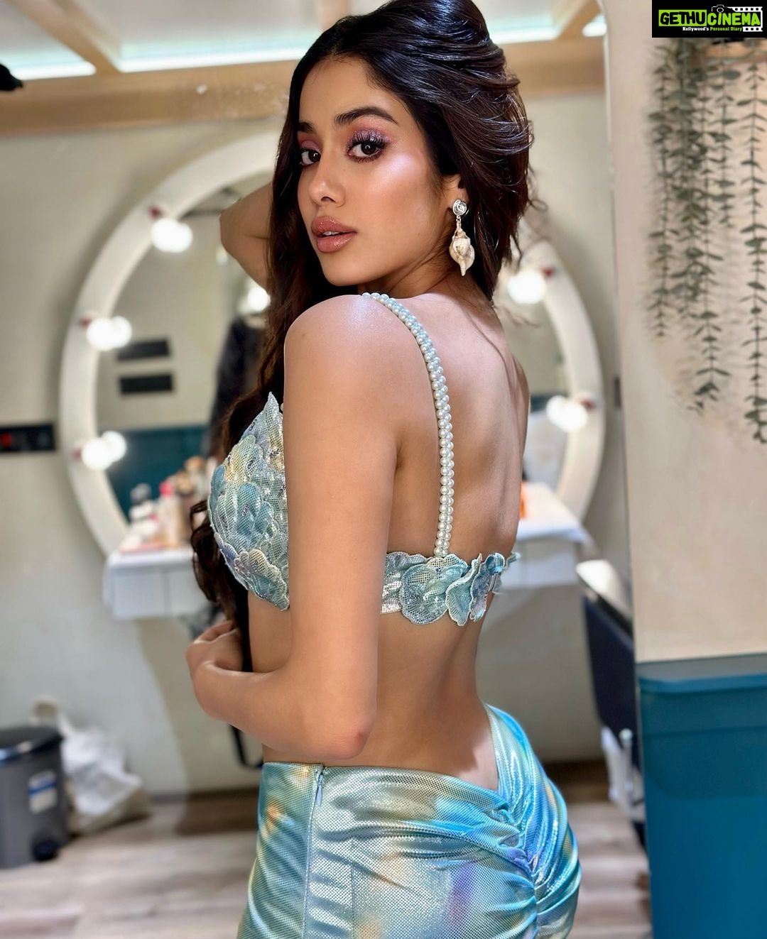 Janhvi Kapoor Instagram - past couple of days- from 🧜🏼♀️ to 🥷 to 🤕 to 🥰 and everything in between