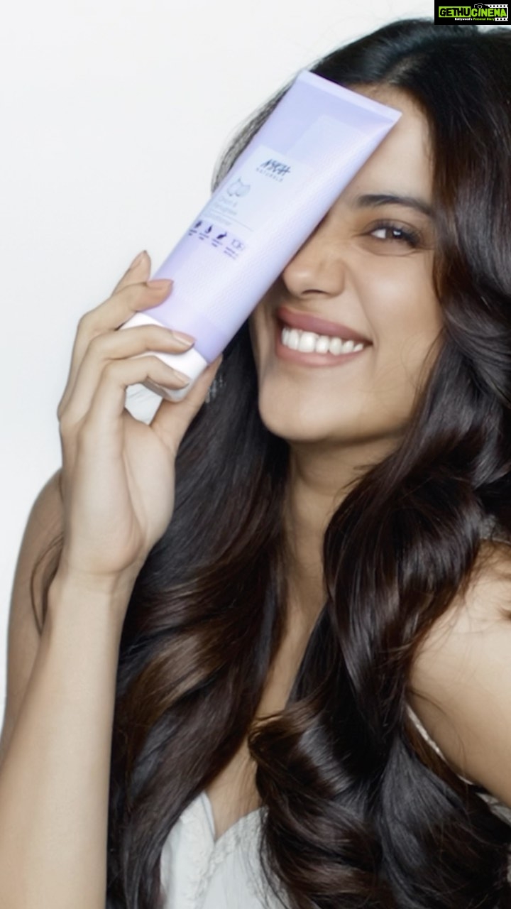 Janhvi Kapoor Instagram - Finally revealing my secret to strong, healthy and gorgeous hair! ππ @nykaanaturals brings you naturally-derived haircare products that are specially curated for Indian hair concerns. Indian Hair care = Nykaa Naturals Hair care #IndianHaircareSolution #IndianHaircare #IndianHairConcerns #Haircare #JanhviKapoor #JanhviKapoorxNykaaNatrals #NykaaNaturals #NykaaNaturalsHair #NykaaNaturalsHaircareRange