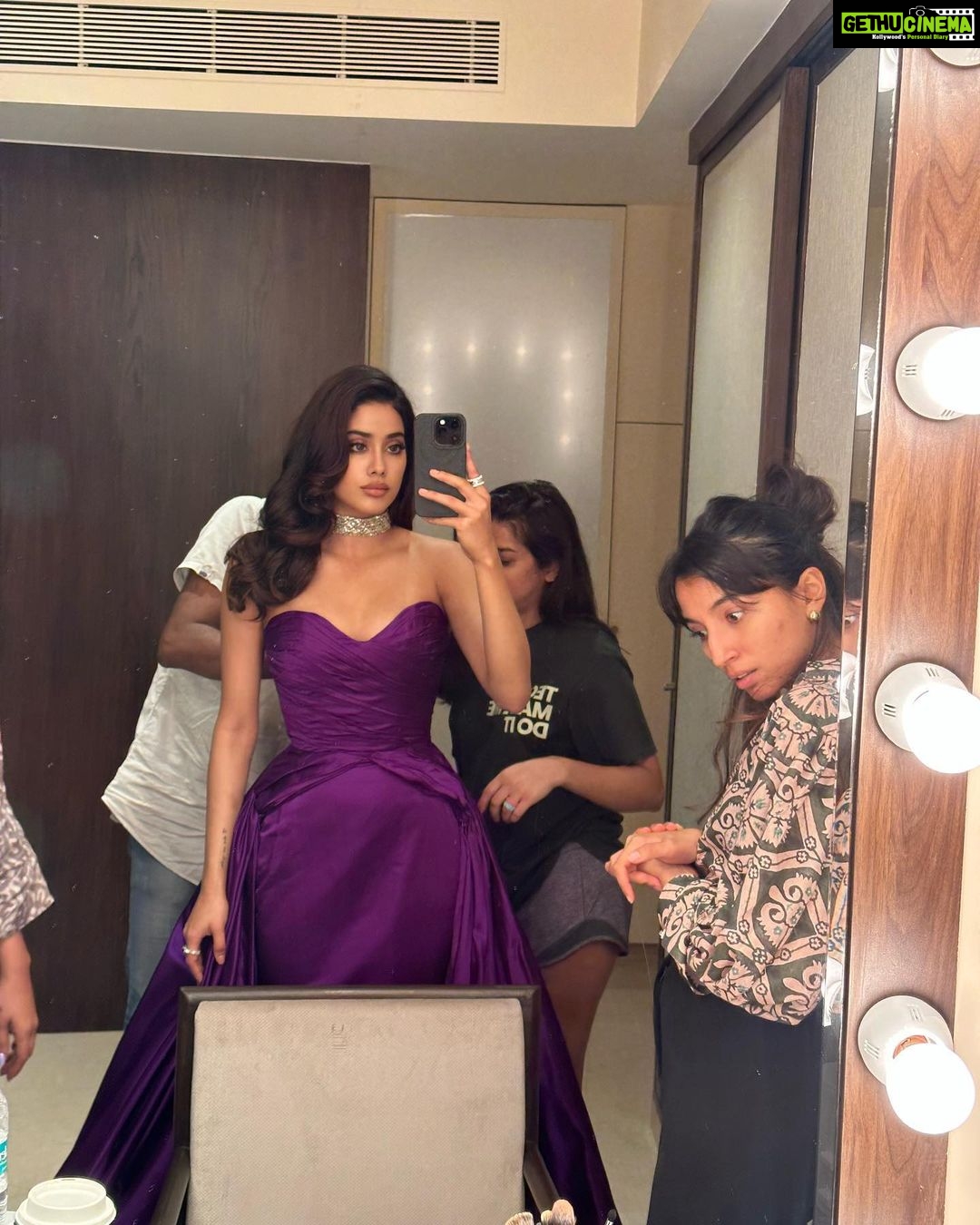 Janhvi Kapoor Instagram - when the zip of your gown rips 5 minutes before the red carpet and 12 minutes before you have to perform on stage 🥲