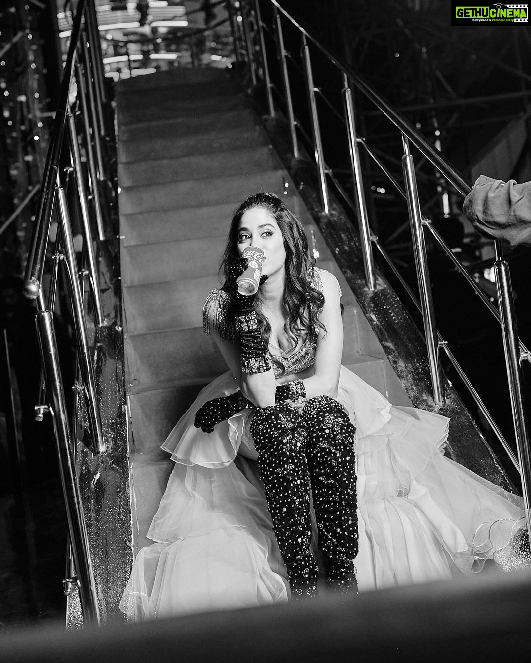 Janhvi Kapoor Instagram - when the zip of your gown rips 5 minutes before the red carpet and 12 minutes before you have to perform on stage 🥲