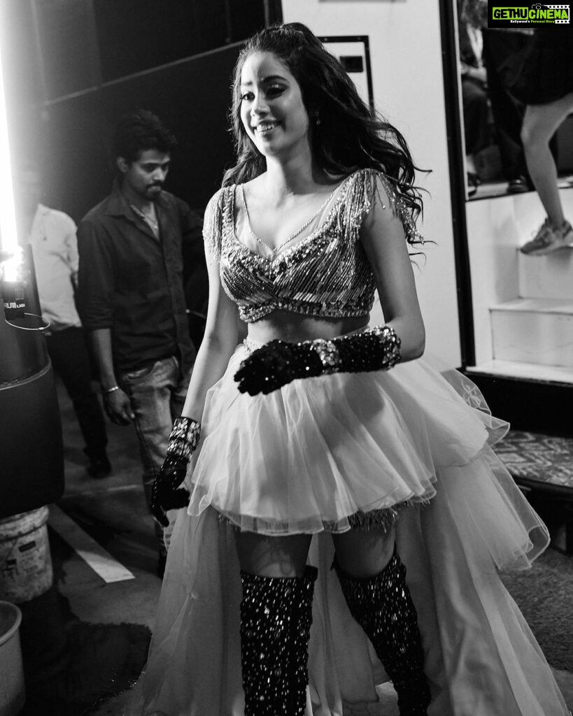Janhvi Kapoor Instagram - when the zip of your gown rips 5 minutes before the red carpet and 12 minutes before you have to perform on stage 🥲