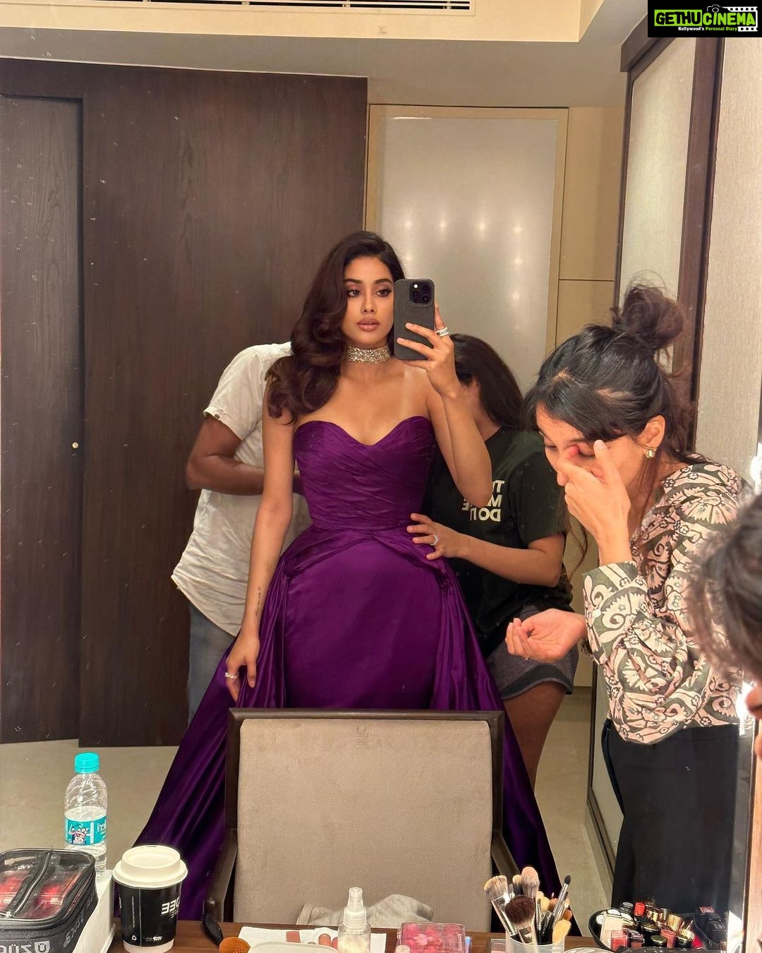 Janhvi Kapoor Instagram - when the zip of your gown rips 5 minutes before the red carpet and 12 minutes before you have to perform on stage 🥲