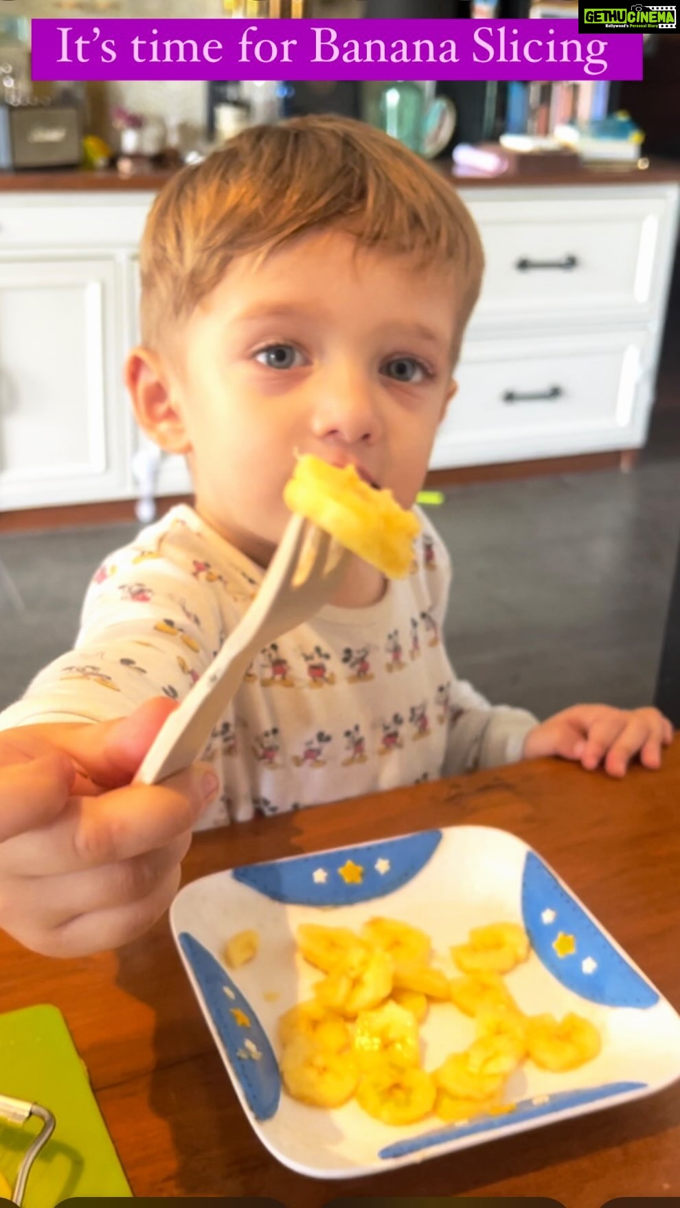 Jankee Parekh Instagram - Banana slicing is one of Sufi’s favourite things to do and yes everything has an order and a process 😃😃❤️❤️ P.S - Banana has never tasted better 😍 #montessoriathome #montessoritoddler #montessoriactivity #sufismontessorilife