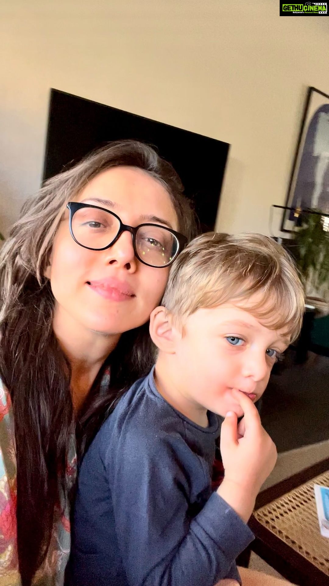 Jankee Parekh Instagram - #LifeWithAToddler This is just me, trying to squeeze in a workout while handling my baby who goes from being sleepy, to wanting to wear my shoes, to being cranky, to just wanting to be held by his Mumma...Doing all of this in a day, whilst raising a little one and also pulling in a few leg raises myself ποΈββοΈ Motherhood & its challenges are way too many, but also nothing is really a challenge after you become a motherππ Resonate with this mommies? π