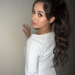 Jannat Zubair Rahmani Instagram - Lately obsessed with white 🤍 Styledby- @simrankhera5 @styledbyayushidixit Outfit- @papzclothing