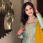 Jannat Zubair Rahmani Instagram - Eid Mubarak 🌙🥰 Stylist : @styledbysujata Outfit : @jigarmaliofficial Jewellery : @indianjewellery999