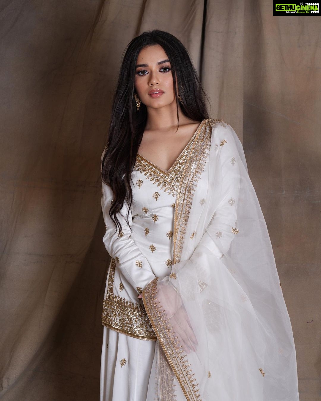 Jannat Zubair Rahmani Instagram - Iftaar 2023 ✨ Thank you for having me!✨ @babasiddiqueofficial @zeeshansiddique Styledby- @simrankhera5 @styledbyayushidixit Outfit- @jigarmaliofficial Jewellery- @aurnument 📸 @smileplease_25