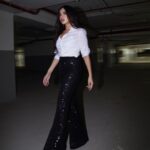 Jannat Zubair Rahmani Instagram - Let the good times roll>>> Pants : @labelrsvp Earring @boxandbling Styled by : @styledbysujata 📸 @smileplease_25
