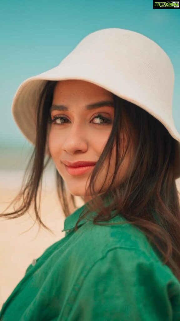Jannat Zubair Rahmani Instagram - Kickstarting the summer season ☀️ with my favourite UNIQLO’s Linen Collection. So comfortable, breathable & versatile that my summer wardrobe is incomplete without them. Grab yours right away! #UniqloIndia #LifeWear #UniqloLinen