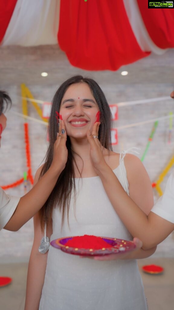 Jannat Zubair Rahmani Instagram - ‘Aaj biraj mein hori re rasiya’ I can’t stop grooving to the beats of the latest Holi track by @cokestudiobharat. My excitement for Holi has reached new heights as the chorus has me completely hooked. Let’s celebrate the festival of colours together and dance our hearts out to this infectious tune. With this amazing creation of @maithilithakur, @seedhemaut, @ravikishann, and @hi_mahan, this track is sure to make this Holi even more memorable! Create this hookstep specially curated by @bhaiyajiismile and don’t forget to use the hashtag #CokeStudioBharat and tag us while sharing your celebrations!” #Holi #ApnaSunao #Ad