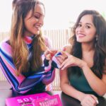 Jannat Zubair Rahmani Instagram - Pretty girl feels with @itssoezi 🌸 Get your #PRESSONS & get Glam ✨ 💅🏽 on @aslisona - French Sheen (Short/Oval) Pegasus (Short/Coffin) 💅🏽 on @jannatzubair29- Kitana (Long/Coffin) Loose Them Marbles (Short/Coffin) #ITSSOEZI #NAILIT #SOEZI