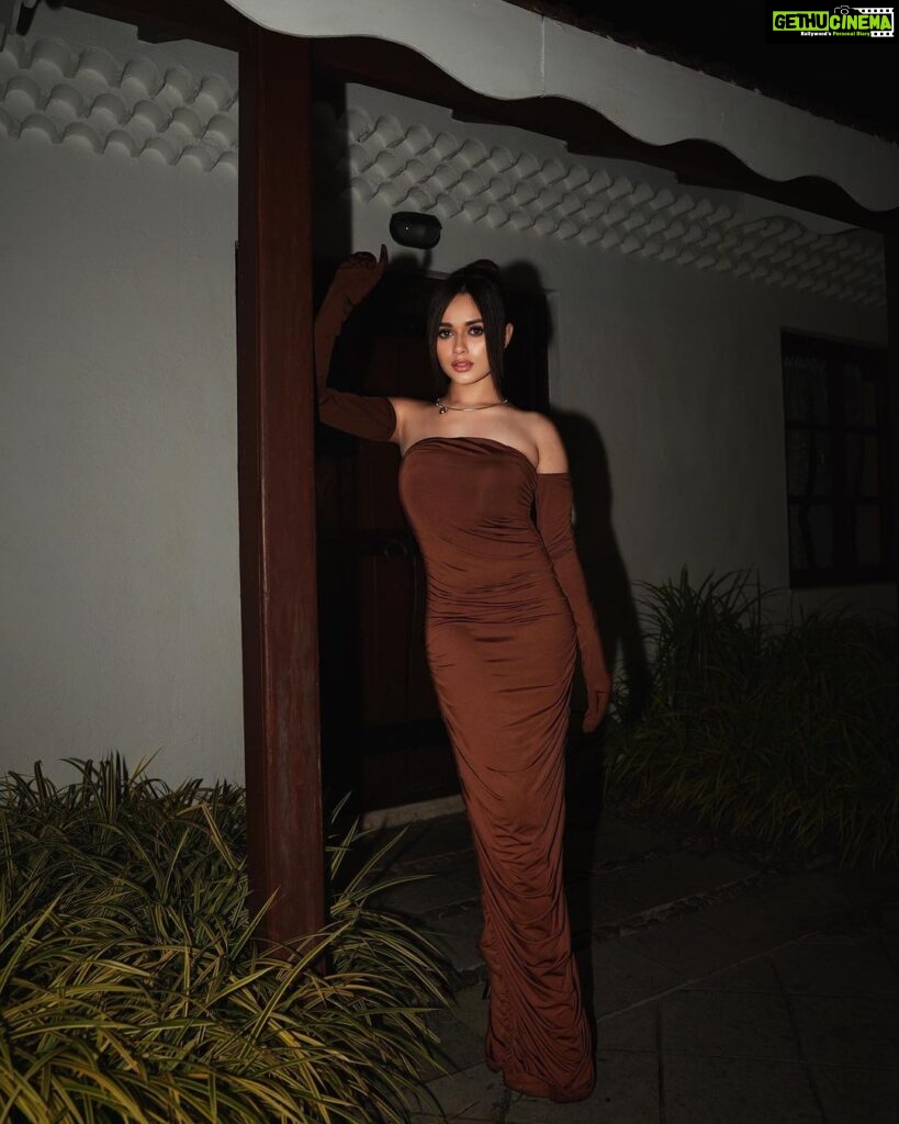 Jannat Zubair Rahmani Instagram - Dressed in all brown, the only thing missing is my crown 🤎 Styled by : @kmundhe4442 Jwellery by : @pohumaljeweller Outfit by : @laxmikrishnaofficial 📸 @sahil.shivani_