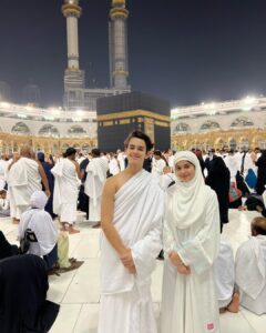 Jannat Zubair Rahmani Instagram - Jumma Mubarak 🤲🏻💕
Completed our first Umrah Alhumdulillah 

Special thanks to @alkhalidtours for being the best guide and making sure of every little detail…
Really appreciate it 💕 

Abaya @vw_abayas