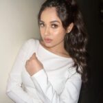Jannat Zubair Rahmani Instagram - Lately obsessed with white 🤍 Styledby- @simrankhera5 @styledbyayushidixit Outfit- @papzclothing