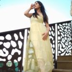 Jannat Zubair Rahmani Instagram - Le jayein jane kahan hawayein 💛