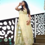 Jannat Zubair Rahmani Instagram – Le jayein jane kahan hawayein 💛