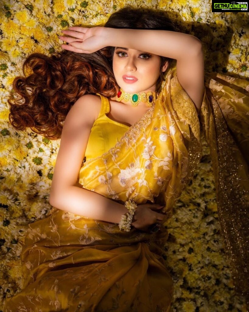 Jannat Zubair Rahmani Instagram - 💛💛💛 Shoot Concept & Designed By:- @nehaadhvikmahajan @bridalsbynam . 💄MUA , Hair & Styling :- @nehaadhvikmahajan . 👗Outfit :- @neerusindia . 💍Jewelery :- @vbhushan.adornments . 📸Photography :- @deepak_das_photography