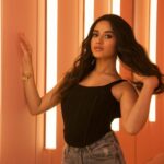 Jannat Zubair Rahmani Instagram - Keep the love coming🖤 #kayfahaluka Style by:- @simrankhera5 @styledbyayushidixit Assisted :- @taniya__04 Outfit:- @bout_to_wear Denims - @offduty.india Hair - @hairloom_by_akanksha Makeup - @shehzeenmakeupandhair