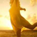 Jaseela Parveen Instagram - In Frame @jaseela_parveen Photography @seny_p_arukattu Location Puthuvyppu Beach Assisted by @vidhul_biju www.senyphotography.com Shot with OP9pro #mobilephotography #fashionphotography #Beachphotography #sunset #Jaseela #fashion #fashionphotographer #senyparukattu #senyphotography #goldenhourphotography Puthuvype Beach