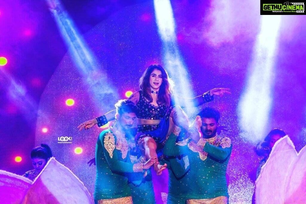 Jaseela Parveen Instagram - BHIMA’s Blue diamonds 50th anniversary at @camelot.conventioncentre.hotel Pic : @lookout_photography Choreography: @kiran_aami @manooz_final_take #positivity #positivevibes #love #motivation #selflove #happiness #inspiration #mindset #loveyourself #life #belief #believe #happyme #goals #limitations #success #nature #believe #lifestyle #music #motivational #smile #happy #inspire #fitness #inspired #fitness #jaseelaparveen #bts