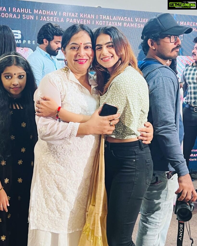 Jaseela Parveen Instagram - It was an unexpected meet though it was a wonderful pleasure seeing you here after 7 years Mummy @priamenon 😍… You are the same beautiful chic as before ♥️ happy for sharing a screen with you ♥️Love you more ♥️ Ammayimukk