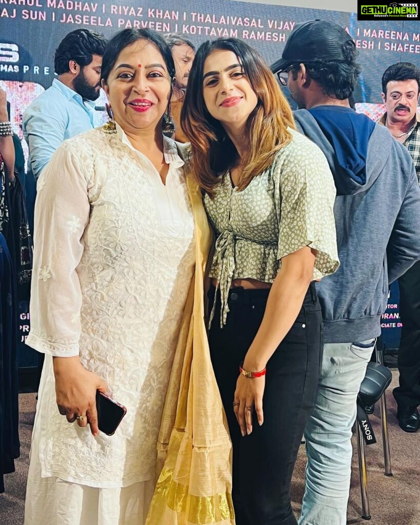 Jaseela Parveen Instagram - It was an unexpected meet though it was a wonderful pleasure seeing you here after 7 years Mummy @priamenon 😍… You are the same beautiful chic as before ♥️ happy for sharing a screen with you ♥️Love you more ♥️ Ammayimukk