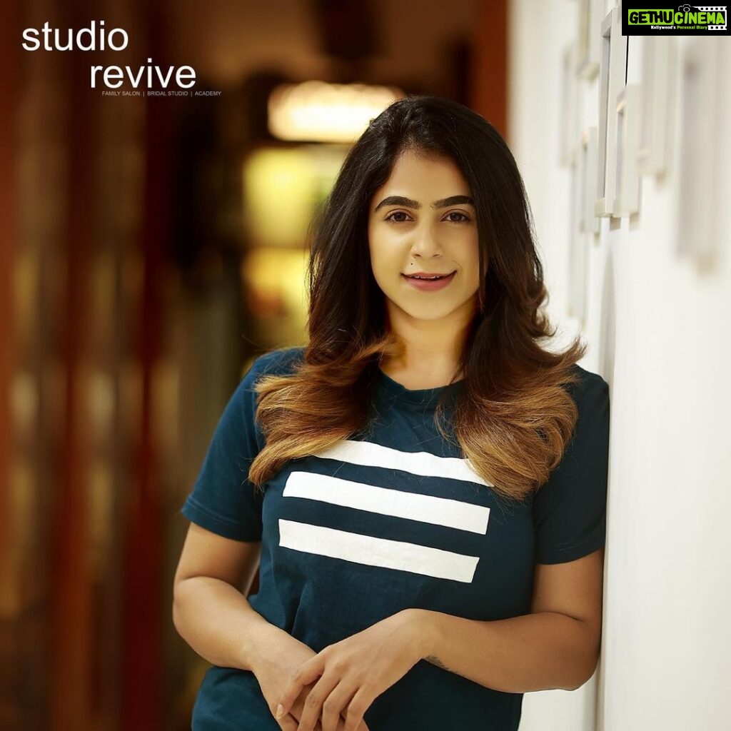 Jaseela Parveen Instagram - Take care of your body. It’s the only place you have to live . Thank you so much for a beautiful hair cut and hair colouring 😍😍😍 You were really quick @dipumadhavan2403 ♥️💪🏻 @studio_revive_ #positivity #positivevibes #love #motivation #selflove #happiness #inspiration #mindset #loveyourself #life #belief #believe #happyme #goals #limitations #success #nature #believe #lifestyle #music #motivational #smile #happy #inspire #fitness #inspired #fitness #jaseelaparveen #bts STUDIO REVIVE ,PANAMPALLY