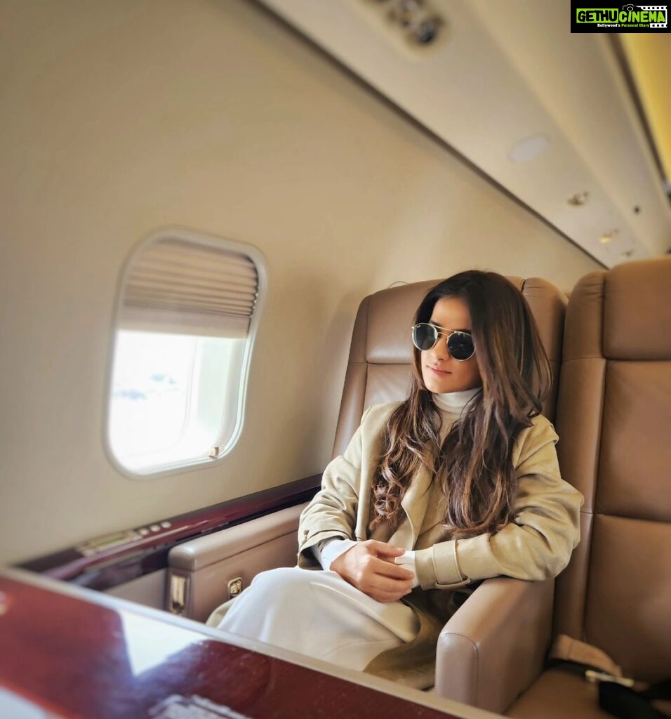 Jasleen Royal Instagram - Apni kursi ki peti bandh lijiye, mausam bigadne wala hai 👻