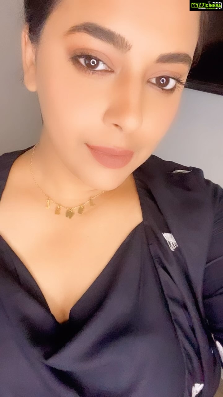 Jewel Mary Instagram - Oooooh yeah !!!!! #bossbitch #readyforwork #slay #glam #makeup #selflove This beautiful neck piece from @anscollection7