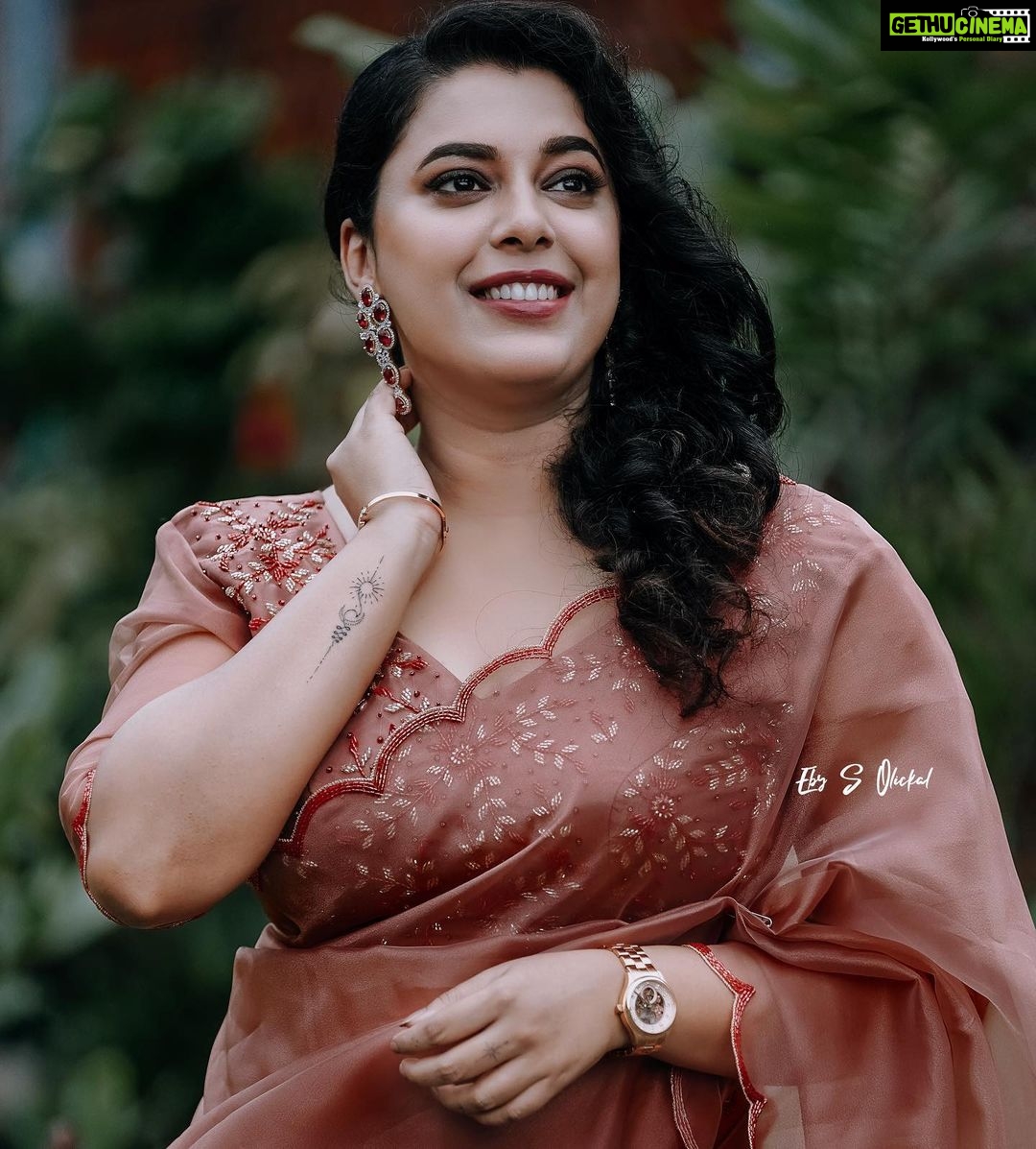 Jewel Mary Instagram - How to love my self is the greatest lesson i have ever learned 🥰❤️❤️❤️❤️🔥 @kalista_shaheera_noushad @mukeshmuralimakeover @ebysolickal My favourite unalome tattoo by @a_man_with_artholic