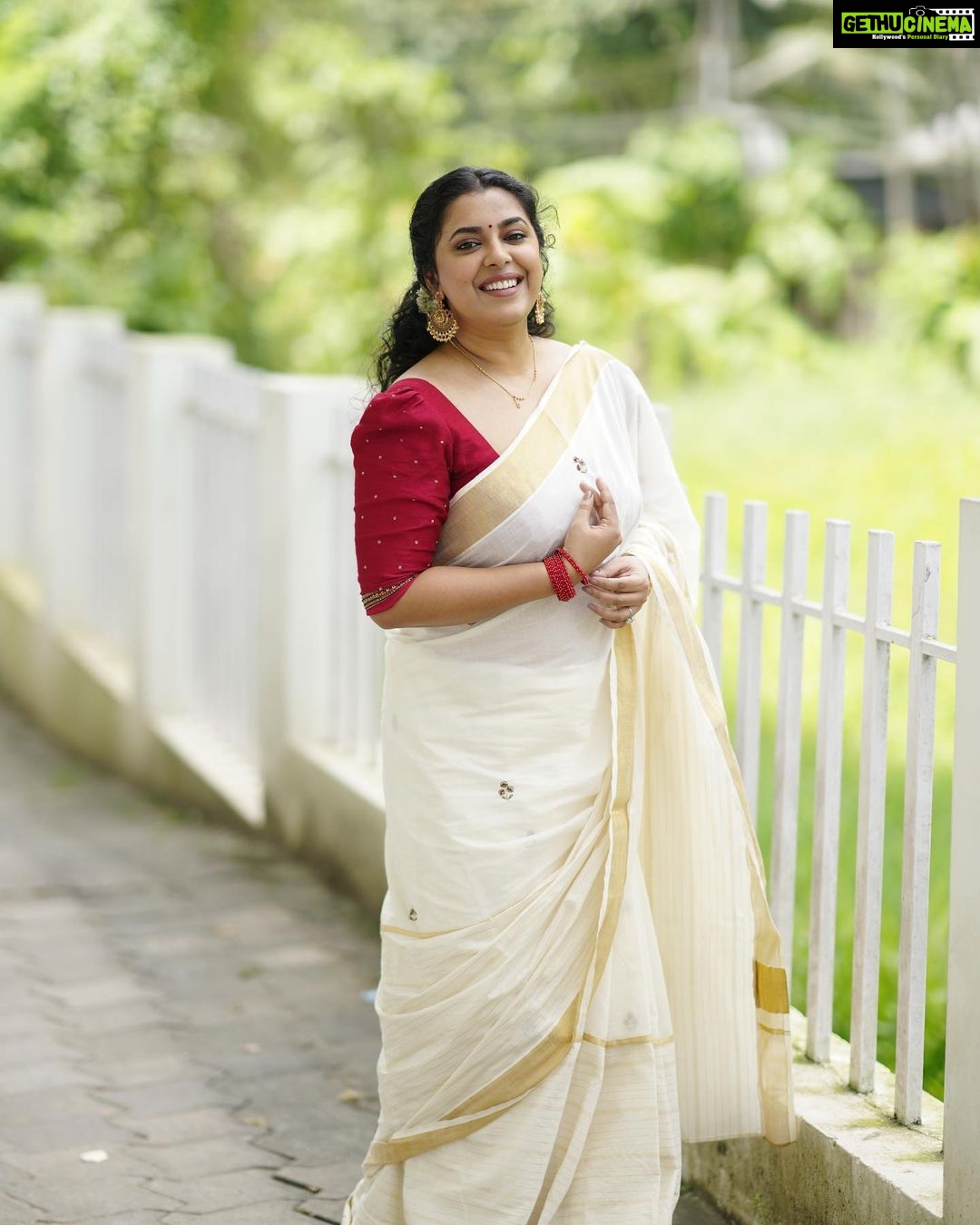 Jewel Mary - 3.6K Likes - 🌺🌺🌺
Wearing @kalaakaari
📸 @makeoneweddings
