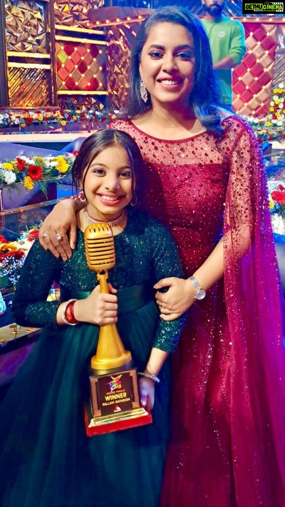 Jewel Mary Instagram - What an incredible ending to an epic reality show thank u @starsingerjunior for all these beautiful memories thank u @asianet for the greatest opportunity ❤️ @pallaviratheesh_ baby ur hard work and talent has won the hearts of millions congratulations darling for winning the title of star singer junior season 3 Lots of love to my beloved chithramma @kschithra and we love u @bhavzmenon for the most beautiful soul you are ❤️ And big hugs to these incredibly talented most beloved humans @sitharakrishnakumar @stephendevassy @kailasmenon2000 @m_manjari And this family be a part of my heart forever Lots of love and big hugs to the entire team @mrrajanfilm @praveen_jagannadh @kishanmican @malavika_anilkumar_music @p.subish @lal_babu_111 @kutty_akhil @sharan.ss Gonna miss u all big time 🥹🌟🎤 Styled by @sabarinathk_ MUA @brandy_makeup_artist