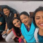 Jewel Mary Instagram - കൈക്കുടന്ന നിറയെ തിരു മധുരം തരും ❤️❤️❤️❤️ My beloved chithramma @kschithra thank u for this lovely memory With @m_manjari @g.venugopal @sharrethvi @stephendevassy