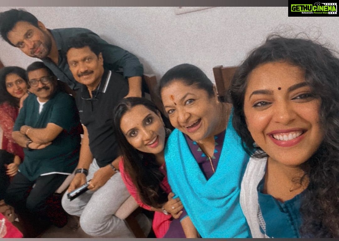 Jewel Mary Instagram - കൈക്കുടന്ന നിറയെ തിരു മധുരം തരും ❤️❤️❤️❤️ My beloved chithramma @kschithra thank u for this lovely memory With @m_manjari @g.venugopal @sharrethvi @stephendevassy