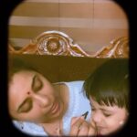 Jewel Mary Instagram - ജൂ ചേച്ചി ന്നു നീട്ടിയുള്ള വിളി കേട്ട് വാതിൽക്കൽ ചെന്ന് നോക്കിയപ്പോ റിയോ നെ കാണണം ന്നു പറഞ്ഞു കേറി വന്നതാണ് ശങ്കരിയും അമ്മാളുവും അങ്ങനെ വീട് മുഴുവൻ പാഞ്ഞു നടന്നു റിയോ നു സ്നാക്കും ഹൈകുന് ക്രീം ബന് ഉം ഒക്കെ കൊടുത്തു കഴിഞ്ഞപ്പോളാണ് എന്റെ മുറിവാതില്കൽ എത്തിയപ്പോ അമ്മാളുന് മേക്കപ്പ് ന്റെ മണം അടിച്ചേ ! കഴിഞ്ഞ ആഴ്ച ശങ്കരി വന്നു ഒന്ന് ഉഴുതു മറിച്ച ക്ഷീണം മാറുന്നെ ഉള്ളു ! അങ്ങനെ അമ്മാളു കുഞ്ഞിന് മേക്കപ്പ് ഇടാൻ കൊതിയായൊണ്ട് ഒരു ചെറിയ കലാപരിപാടി ! എങ്ങനിണ്ട് സുന്ദരിയായില്ലേ അമ്മാളു ! എന്നെ മേക്കപ്പ് ചെയ്ത വീഡിയോ നാട്ടുകാരെ കാണിക്കണം എന്ന് പറഞ്ഞു കണ്ണ് ഉരുട്ടി എന്റെ പിറകെ നടക്കുന്ന ശങ്കരിയോട് ! ഒന്നര മണിക്കൂർ ഉള്ള നിന്റെ മേക്കപ്പ് ടോട്ടോറിയൽ അധികം വൈകാതെ എഡിറ്റ് ചെയ്ത ഇറക്കാം ok ! 🧿🪬