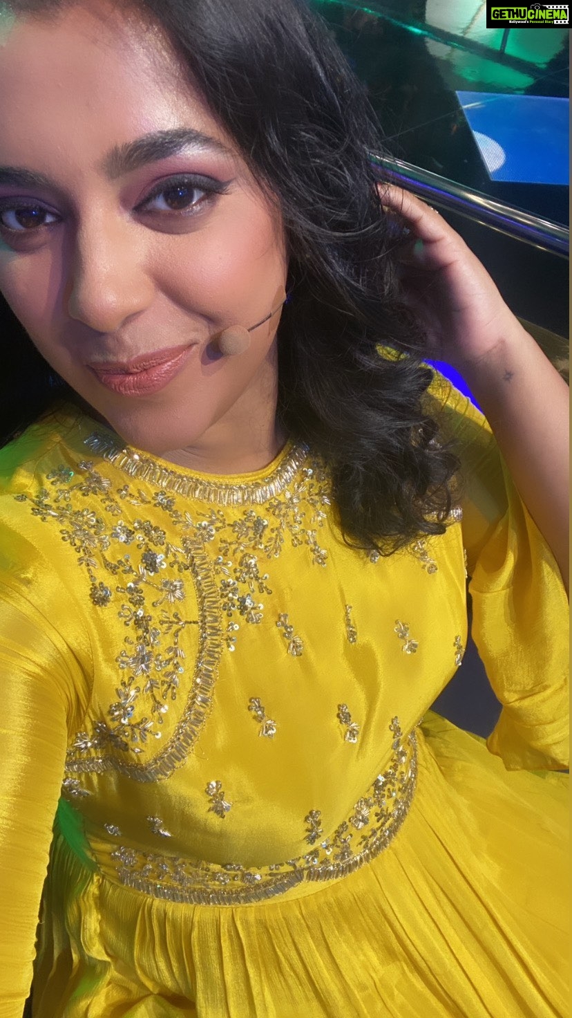 Jewel Mary Instagram - AAAJAAA π₯°ππ₯πππ Costume by @ladies_planet_ Styling by @sabarinathk_ MUA @shoshank_makeup #bts #btwshootmode #shoot #starsingerjuniorseason3 @asianet #anchor #tvhost #realitytv #musicrealityshow