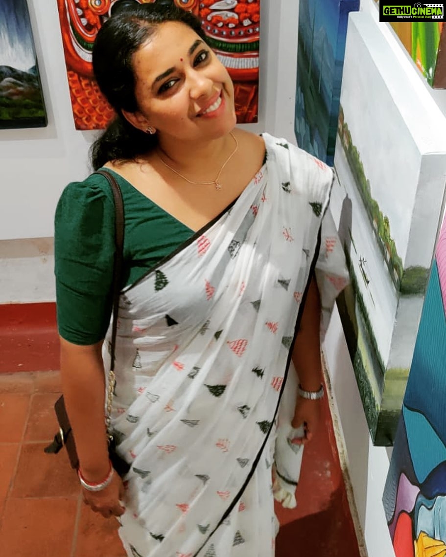 Jewel Mary Instagram - എങ്ങു നിന്നോ വന്ന പഞ്ച വർണക്കിളി നീയോ ?