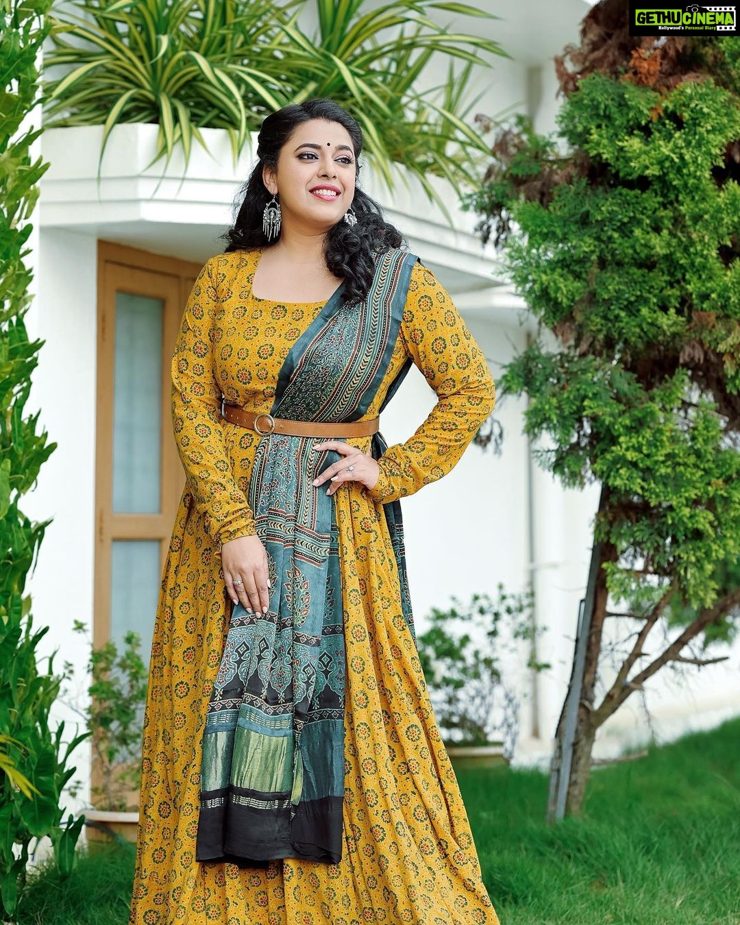 Jewel Mary Instagram - Un vizhigalil 😍 Styled by @sabarinathk_ MUA @brandy_makeup_artist This beautiful dress by @byhand.in 📸 @gokul_maliyakal