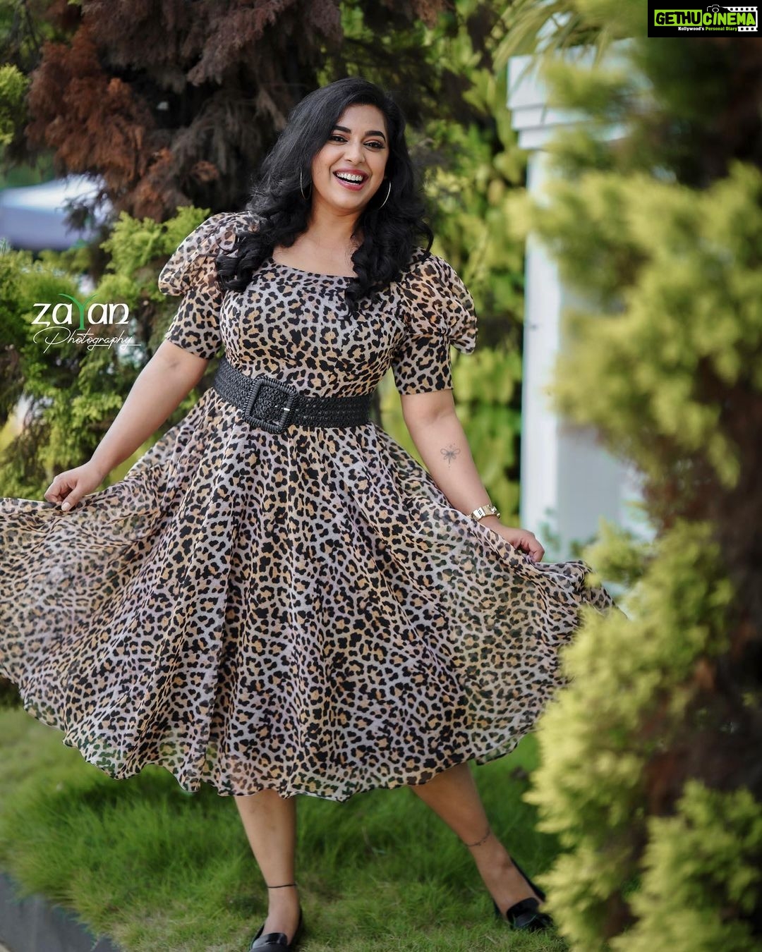 Jewel Mary Instagram - Happiness is a butterfly !! Styled and designed by @sabarinathk_ MUA @brandy_makeup_artist 📸 @zayanstudio