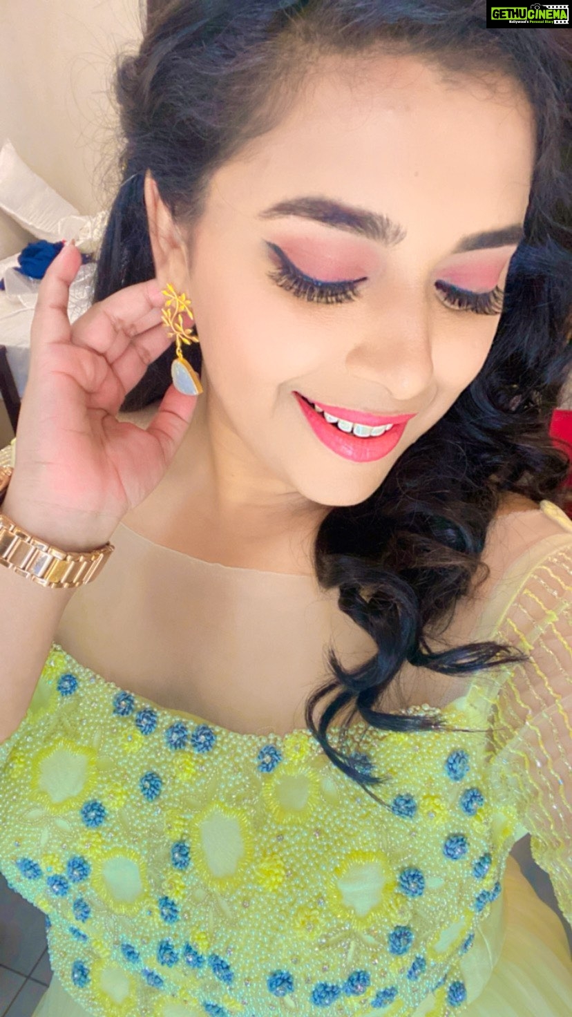 Jewel Mary Instagram - Miss my kuttimanikal ! Chakkarummaa muthukaleee !!! Love u all sooo much !! @asianet #starsingerjuniorseason3 @sabarinathk_ @brandy_makeup_artist @m_manjari @sitharakrishnakumar @kailasmenon2000 @stephendevassy