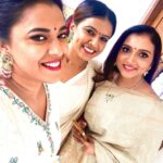 Jewel Mary Instagram - സിത്തു ടീച്ചർ മഞ്ജരി ടീച്ചർ ! പ്രിയപ്പെട്ട പുഞ്ചിരികൾ ❤️❤️❤️❤️ ! @sitharakrishnakumar @m_manjari @asianet #starsingerjuniorseason3