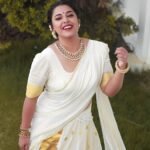 Jewel Mary Instagram - കേരളപിറവി ആശംസകൾ ! #november1st #keralapiravi #malayali #malayalam #kerala Styled by @sabarinathk_ 🙈❤️❤️❤️❤️ love my kasav dawani Jewellery by @ladies_planet_rental_jewellery MUA @brandy_makeup_artist 📸 by my darling @pranavraaaj കേരളപിറവി എപ്പിസോഡ് കാണാൻ മറക്കല്ലേ !!! പാട്ടും ചിരിയുമായി കുട്ടിത്തരങ്ങളുടെ ഞെട്ടിക്കൽസ് !! @asianet #starsingerjuniorseason3