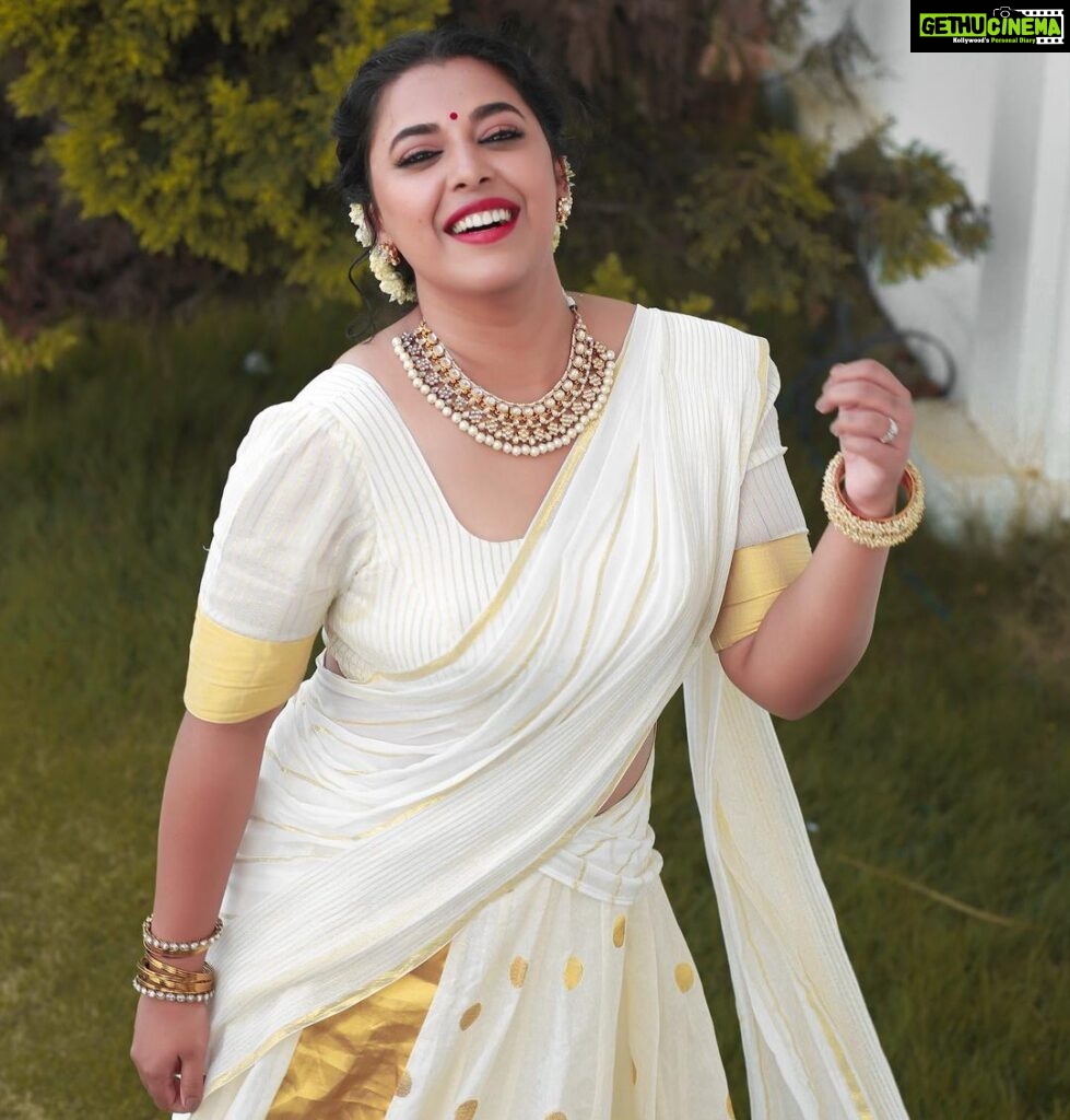 Jewel Mary Instagram - കേരളപിറവി ആശംസകൾ ! #november1st #keralapiravi #malayali #malayalam #kerala Styled by @sabarinathk_ 🙈❤️❤️❤️❤️ love my kasav dawani Jewellery by @ladies_planet_rental_jewellery MUA @brandy_makeup_artist 📸 by my darling @pranavraaaj കേരളപിറവി എപ്പിസോഡ് കാണാൻ മറക്കല്ലേ !!! പാട്ടും ചിരിയുമായി കുട്ടിത്തരങ്ങളുടെ ഞെട്ടിക്കൽസ് !! @asianet #starsingerjuniorseason3