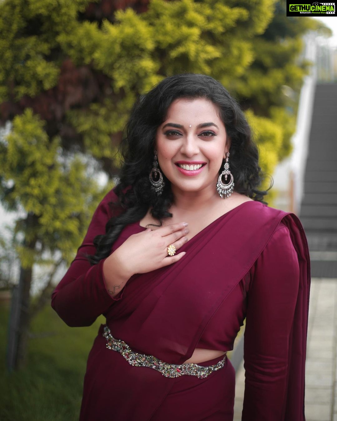 Jewel Mary Instagram - ഇന്ന് ഞങ്ങളുടെ സാംബാർ ഉണ്ണിയെ കാണാൻ മറക്കാതെ സ്റ്റാർ സിങ്ങർ ജൂനിയർ സീസൺ 3 കാണു ! @asianet Styled by @sabarinathk_ MUA @brandy_makeup_artist 📸 @pranavraaaj Thank u muth manikale ❤️❤️❤️❤️ Costume by @niharikabyarya Jewellery by @keyaa_by_kartika