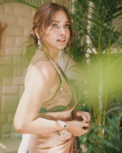 Jiya Shankar Instagram - Anjaane hi tere naino ne, vaade kiye kai saare hain 🤍 Wearing @archanajaju.in @elevate_promotions Jewellery @palmonas_official Clicked by @akshayphotoartist Location @demybombay