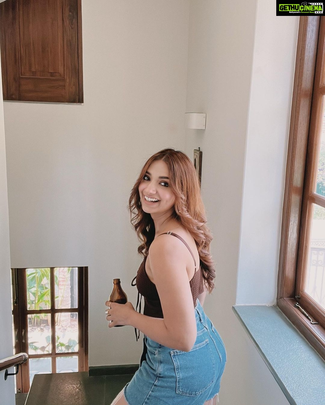 Jiya Shankar Instagram - When you hear your parents make a plan to go out but then they cancel 🤷🏻♀️🤦🏻♀️ #NotHomeAlone