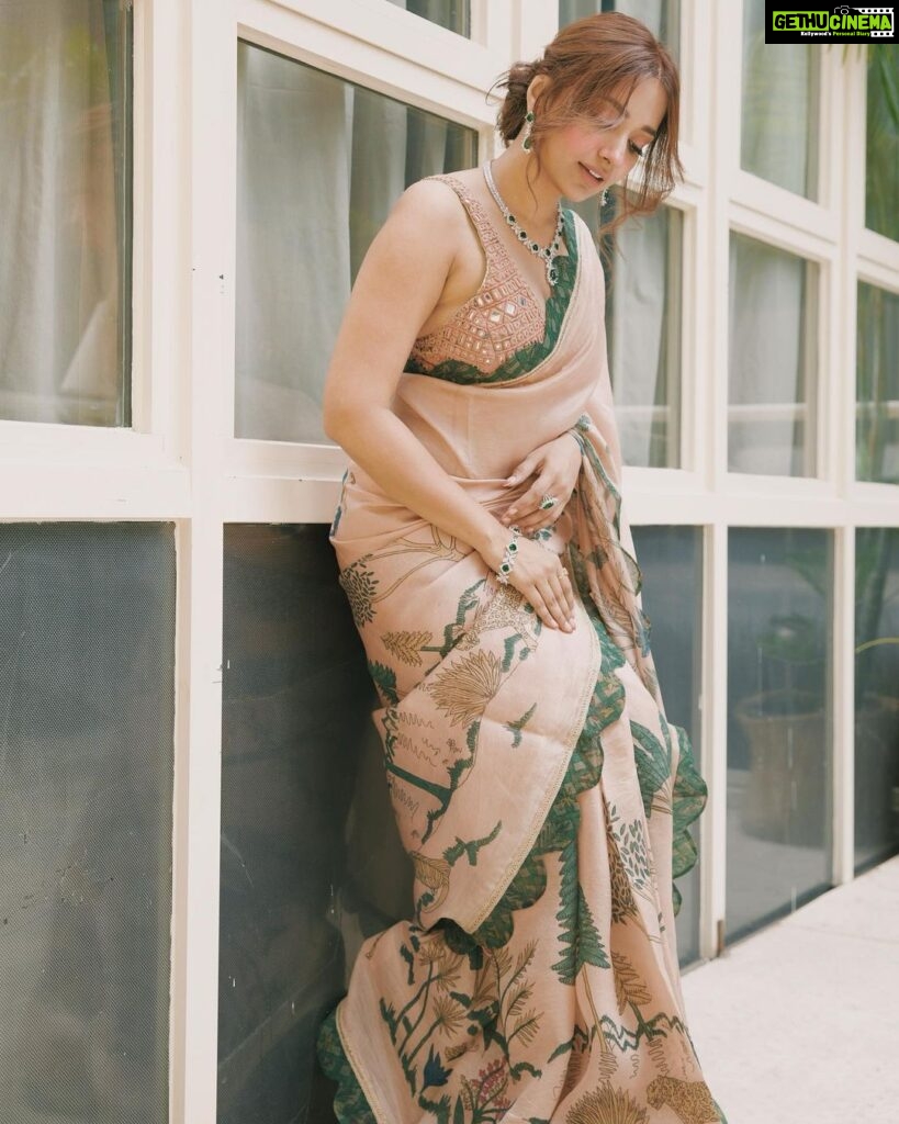 Jiya Shankar Instagram - Anjaane hi tere naino ne, vaade kiye kai saare hain 🤍 Wearing @archanajaju.in @elevate_promotions Jewellery @palmonas_official Clicked by @akshayphotoartist Location @demybombay
