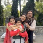 Juhi Parmar Instagram - While we are singing to each other,the lyrics are truly meant for all of us. Isn’t this the gust of life. Haar ke baad hi jeet hai!! And our show’s victory totally goes to our viewers who have supported us so much, showered us with so much love….Thank you for making Yeh Meri Family such a hit, wouldn’t have happened without you guys!!!! #yehmerifamily #yehmerifamilyonamazonminitv #family #love #familygoals #familytime #familylife #thankyou #reels #reel #reelsinstagram @hetalgada19 @rajeshkumar.official @anngadraaj @veenamehta305 @amazonminitv @theviralfever @sunshineproductionsofficial @sudhirpix @cma.sees @vipulmayankroy @koshyvijay @arunabhkumar @kurundkarmandar