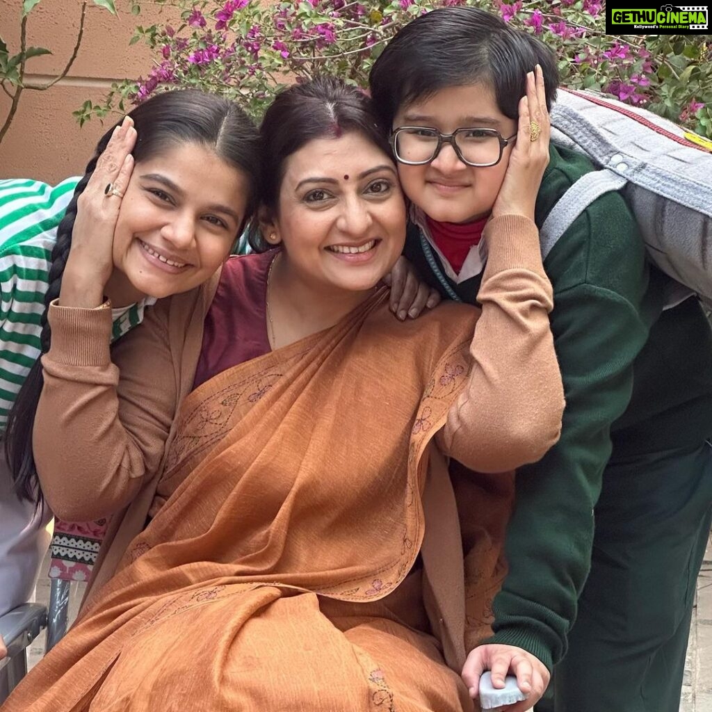 Juhi Parmar Instagram - Neerja and her two littloos.. After all the khatti mithi nok jhonk.. pyaar bhare moments dil jeet hi lete hain . Ye hi to hoti hai FAMILY ❤️ #yehmerifamily #yehmerifamilyonamazonminitv #familytime #family #familylife #familylove #love