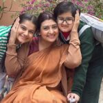 Juhi Parmar Instagram - Neerja and her two littloos.. After all the khatti mithi nok jhonk.. pyaar bhare moments dil jeet hi lete hain . Ye hi to hoti hai FAMILY ❤️ #yehmerifamily #yehmerifamilyonamazonminitv #familytime #family #familylife #familylove #love